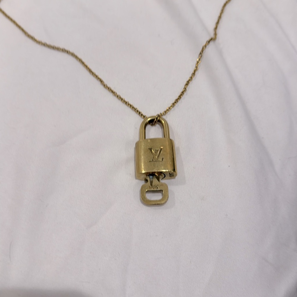 LV lock and key 308 I have included a chain.